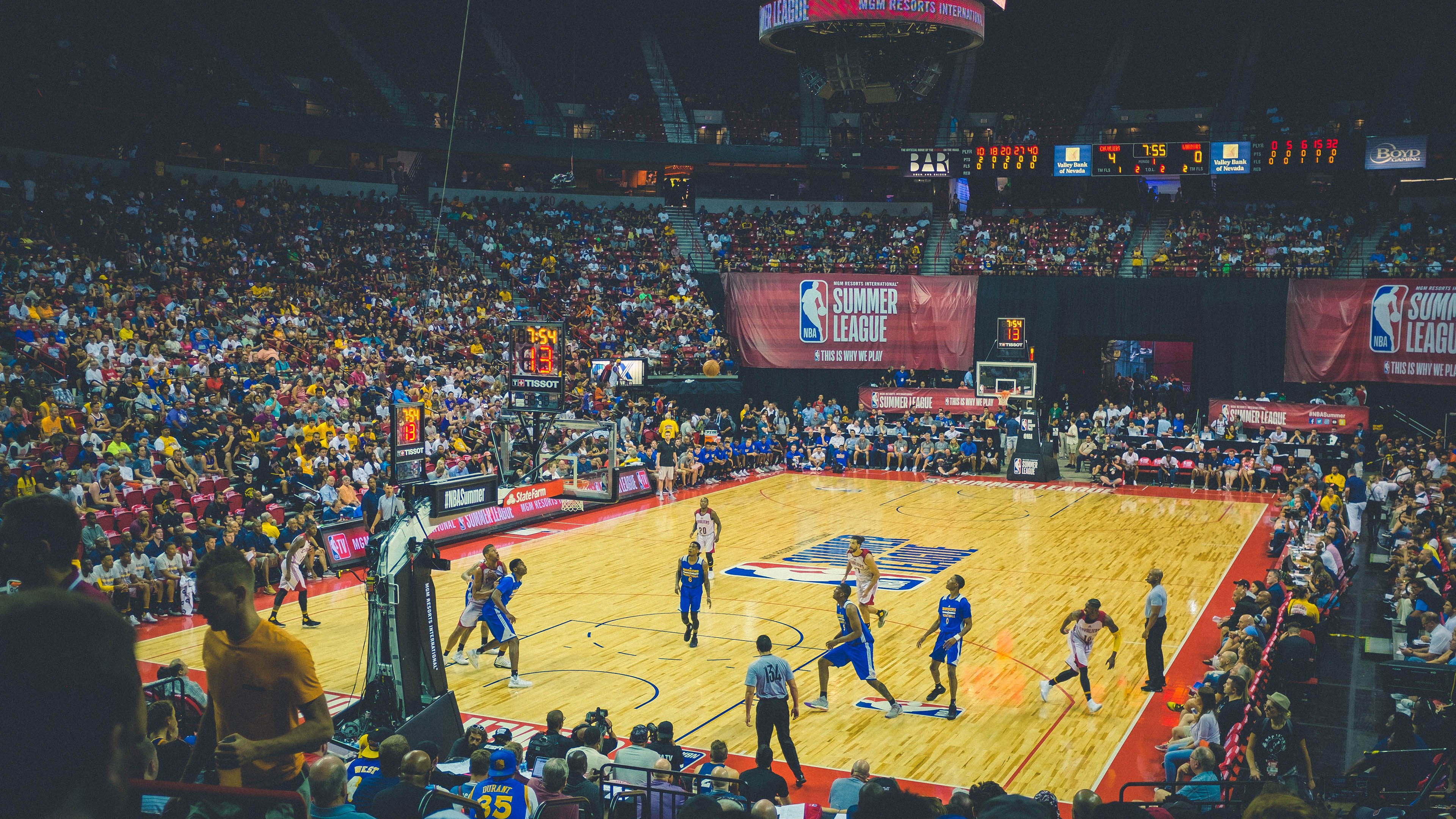 快船小前锋晒家庭合照感谢支持力量，快船大前锋